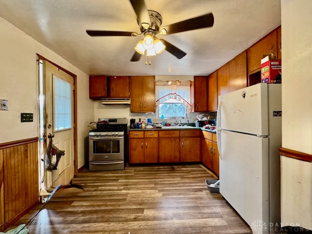 4733 Curtis Drive Springfield, OH 45503 - Photo 19 of 50 This cozy kitchen offers warmth and functionality for daily living.