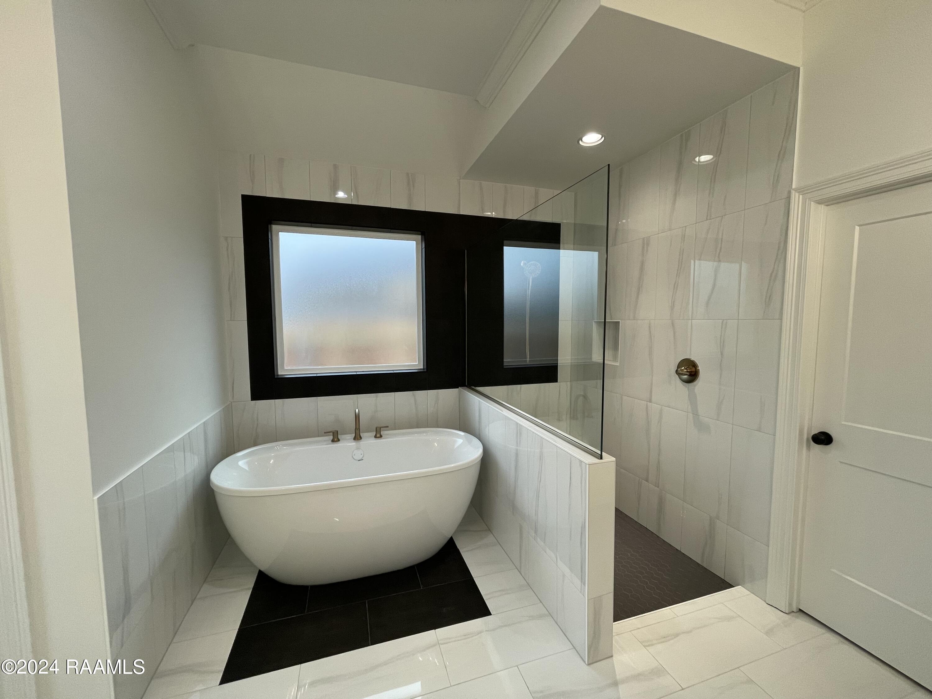 129 Lakes Edge Drive Broussard, LA 70518 - Photo 9 of 10 Master Bathroom