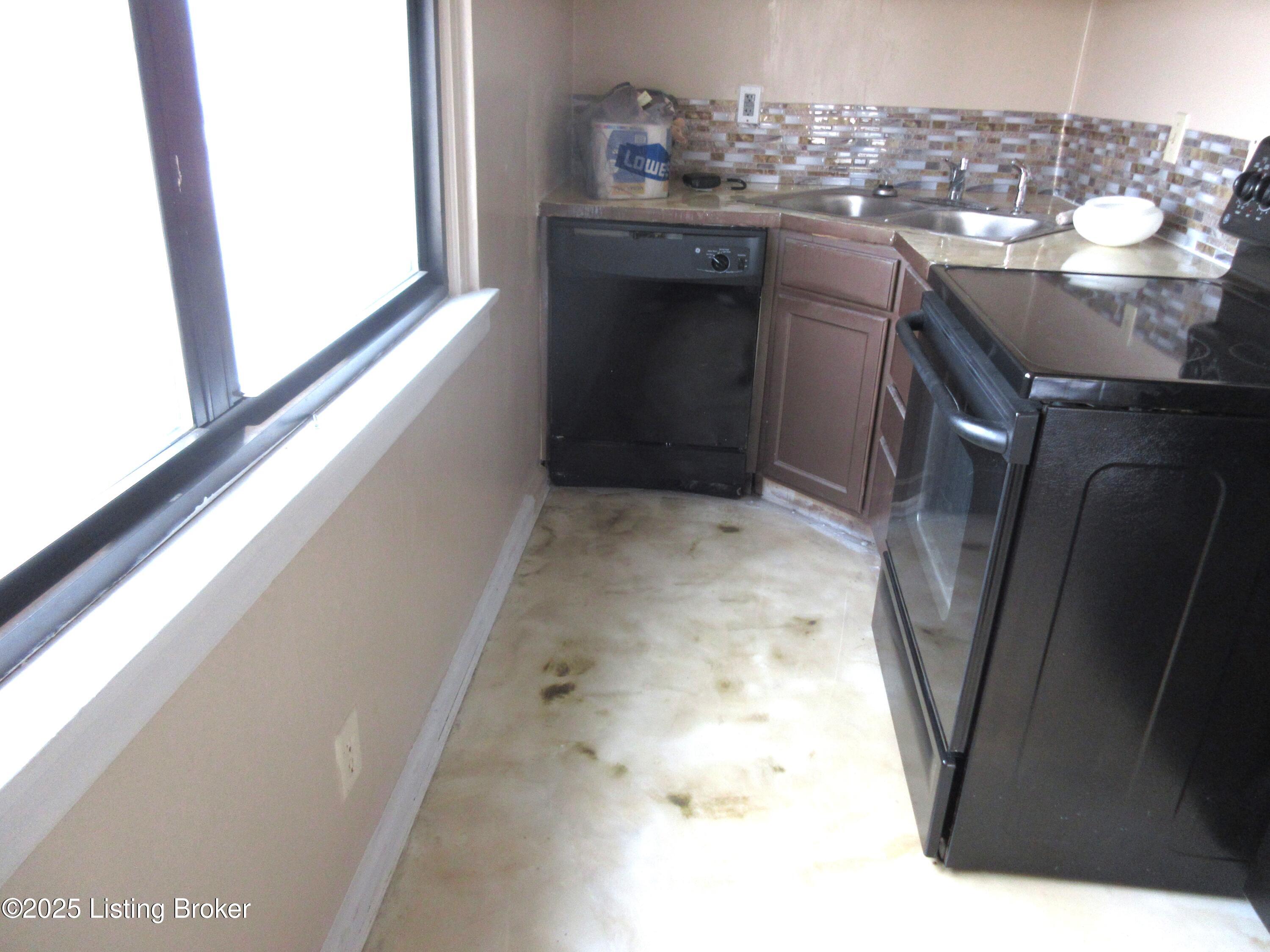3320 Bardstown Road, Unit 31 Louisville, KY 40218 - Photo 6 of 18 kitchen 3