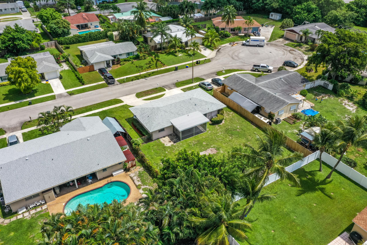 1760 Southwest 10th Street Boca Raton, FL 33486 - Photo 4 of 32 027-1760Southwest10thStreet-BocaRaton-FL