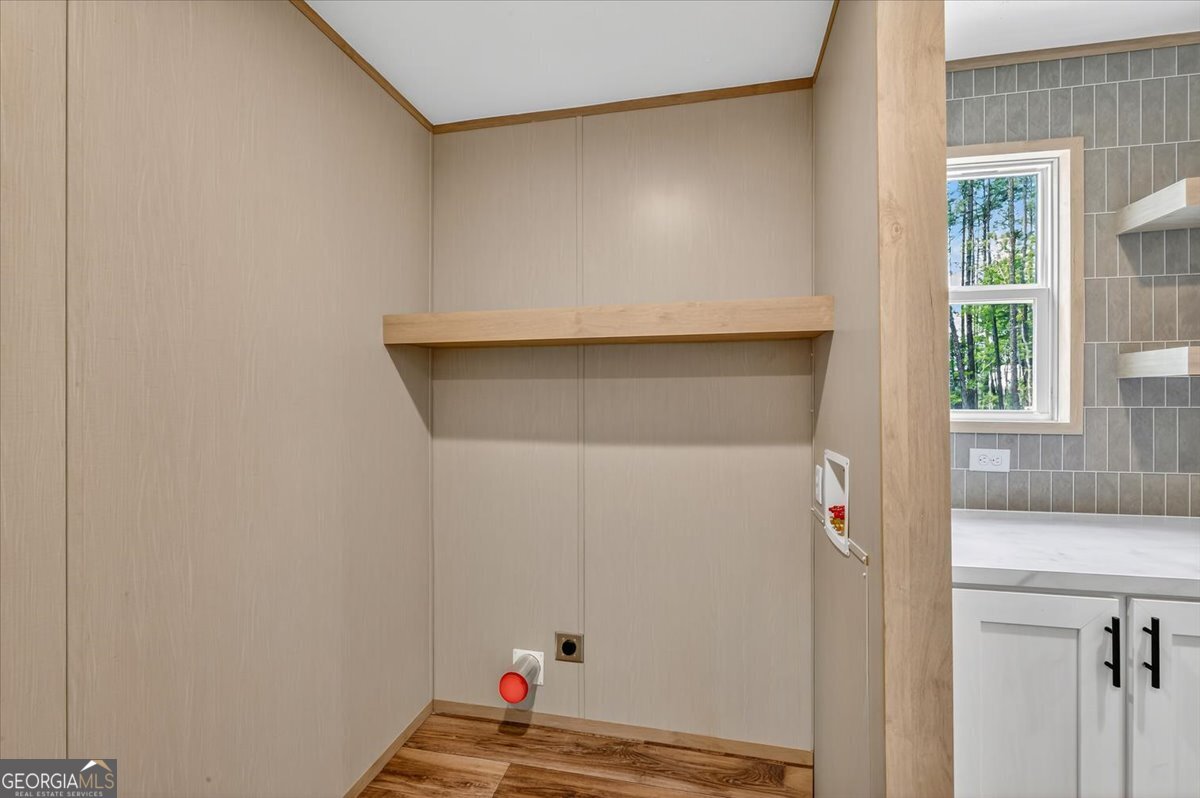 29 Clyde Road White Oak, GA 31568 - Photo 34 of 46 a view of walk in closet with window