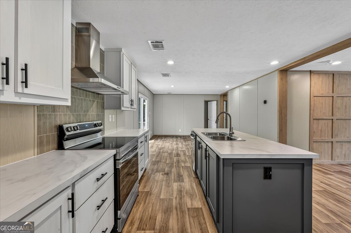 29 Clyde Road White Oak, GA 31568 - Photo 8 of 46 a kitchen with stainless steel appliances granite countertop a sink and cabinets