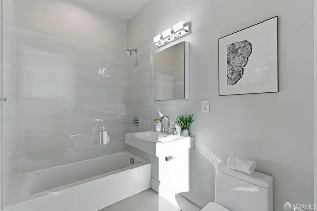 $2,366 | 3945 Judah Street, Unit 303, San Francisco, CA 94122