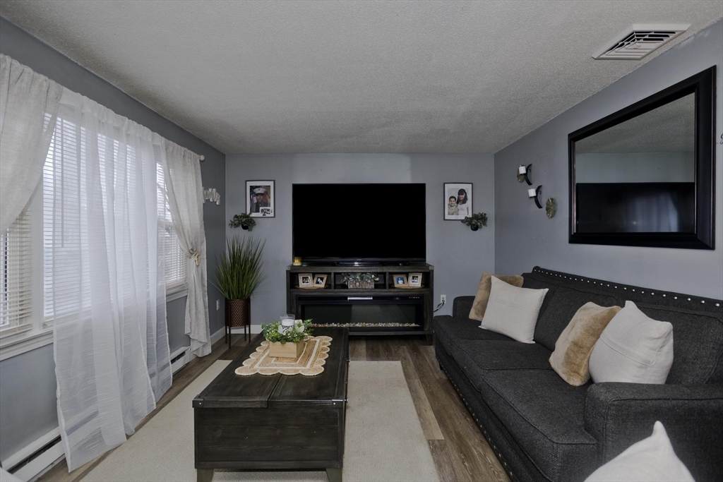 93 Pendleton Avenue Springfield, MA 01109 - Photo 6 of 32 Gallery Image 6