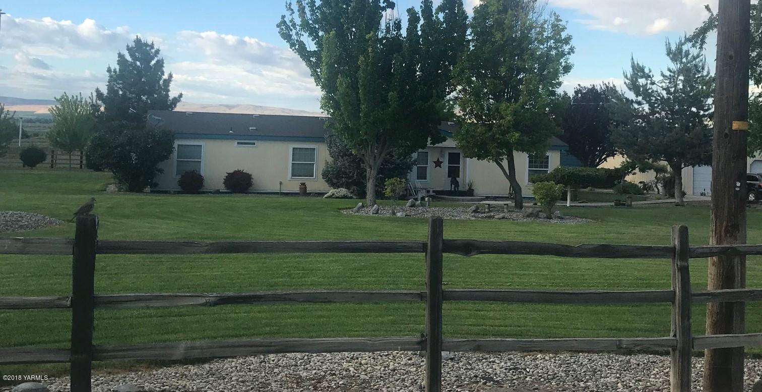 4051 Stover Road Sunnyside, WA 98944 - Photo 2 of 5 a front view of a house with a garden
