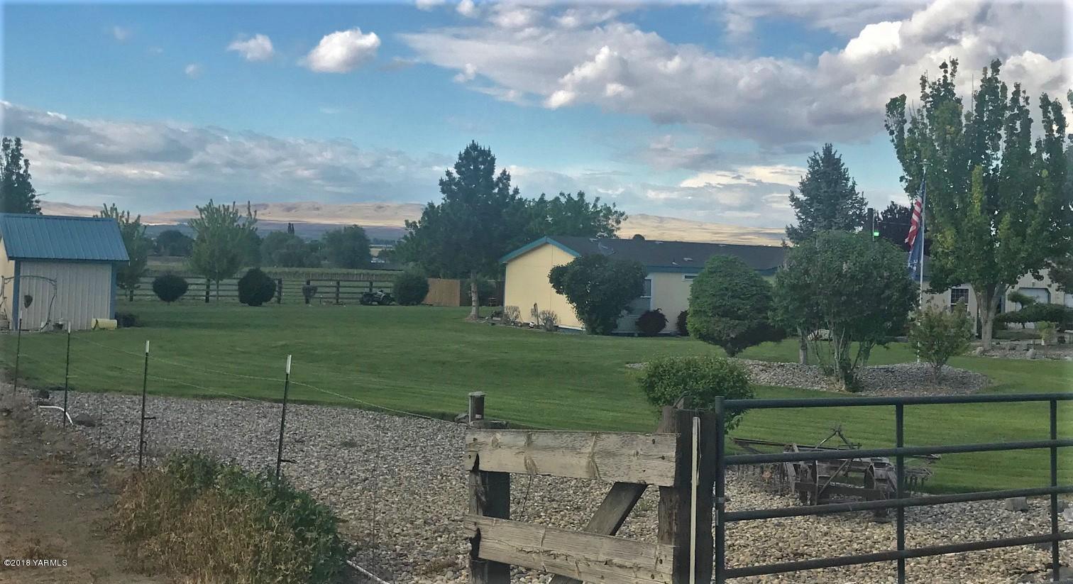 4051 Stover Road Sunnyside, WA 98944 - Photo 3 of 5 a view of a garden
