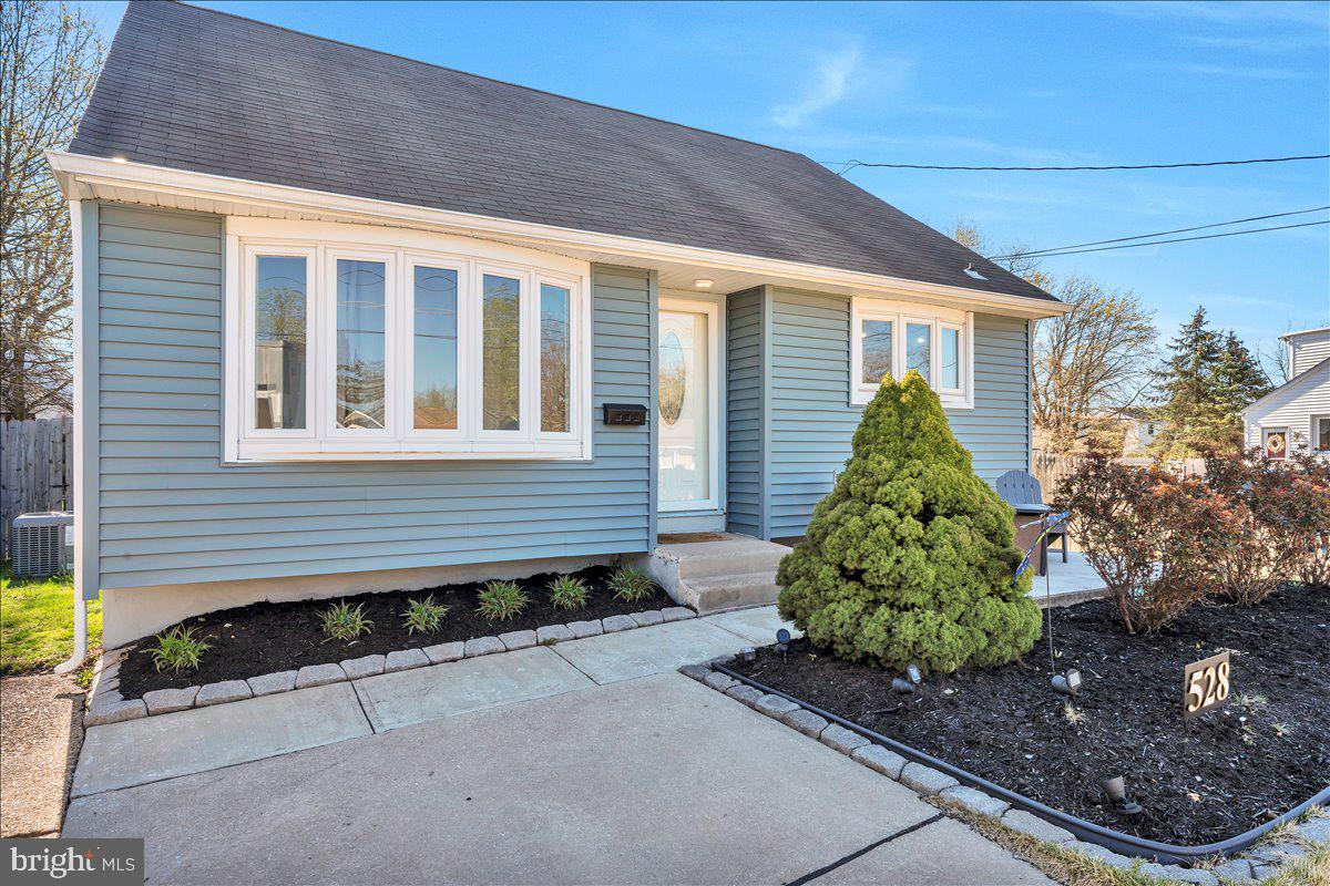 528 Rowand Avenue Glendora, NJ 08029 - Photo 4 of 24 a front view of a house with garden