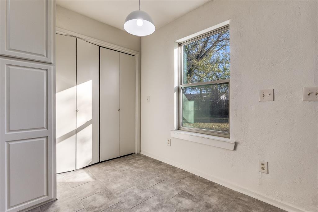 4728 Meadow Ridge Drive Dallas, TX 75236 - Photo 6 of 25 an empty room with windows and closet