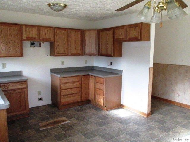 16762 Inkster Road Redford, MI 48240 - Photo 4 of 11 261-959213-kitchen2.JPG