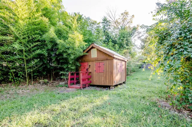 a view of backyard with barn and green space