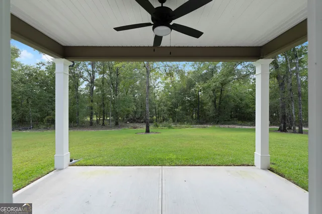 a view of a backyard