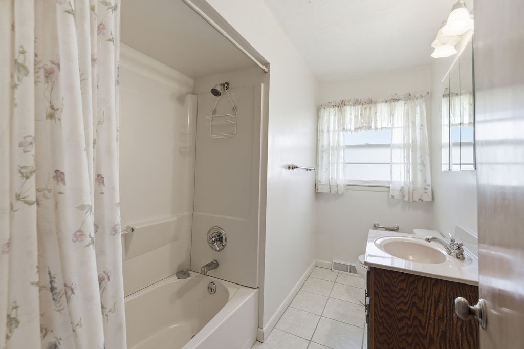 223 Crescent Drive Decatur, IL 62526 - Photo 15 of 23 Gallery Image 15