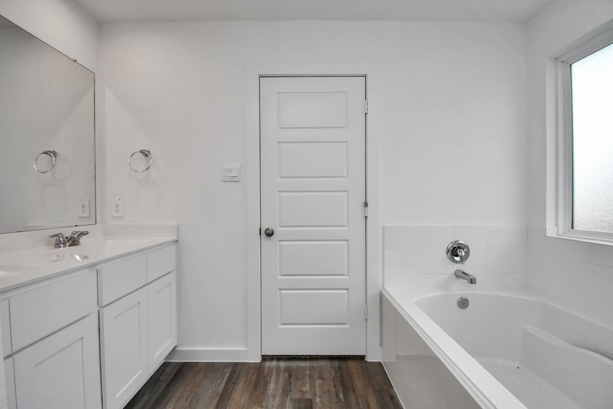 1110 Fringed Bluestar Drive Rosharon, TX 77583 - Photo 39 of 41 a bathroom with a tub sink and mirror