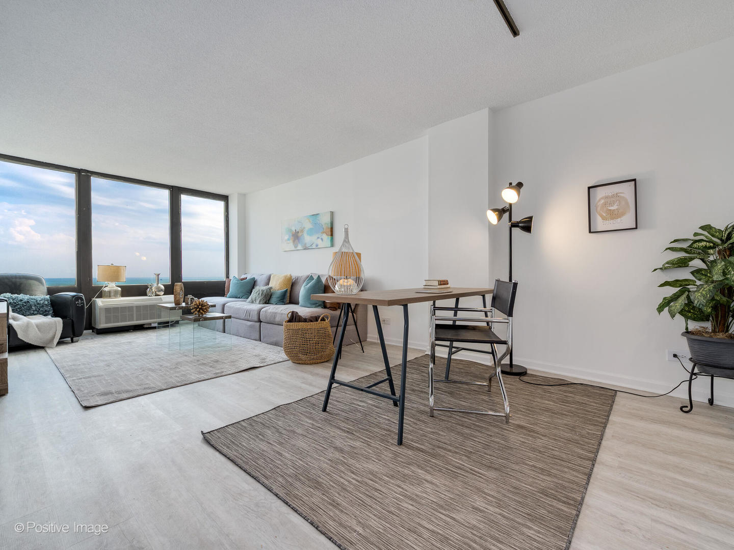 5320 North Sheridan Road, Unit 2206 Chicago, IL 60640 - Photo 2 of 20 a view of a livingroom with furniture and a potted plant