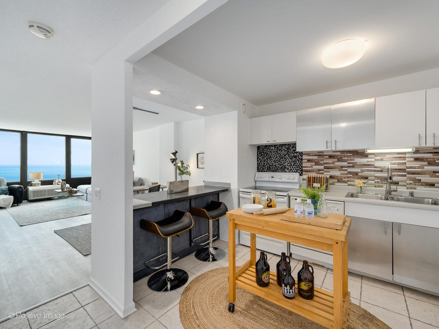 5320 North Sheridan Road, Unit 2206 Chicago, IL 60640 - Photo 8 of 20 a kitchen with a table and chairs in it