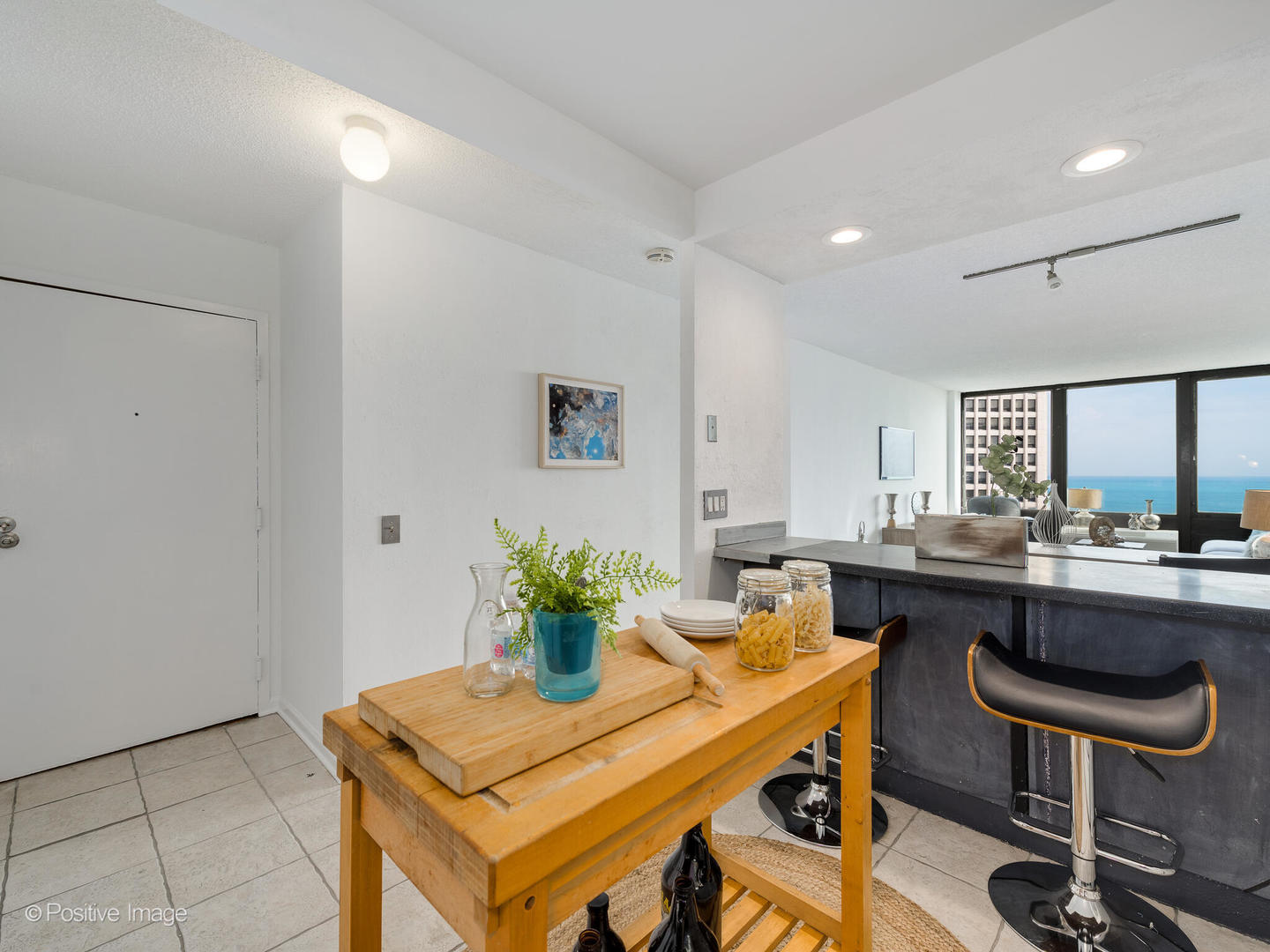 5320 North Sheridan Road, Unit 2206 Chicago, IL 60640 - Photo 10 of 20 a room with furniture and window