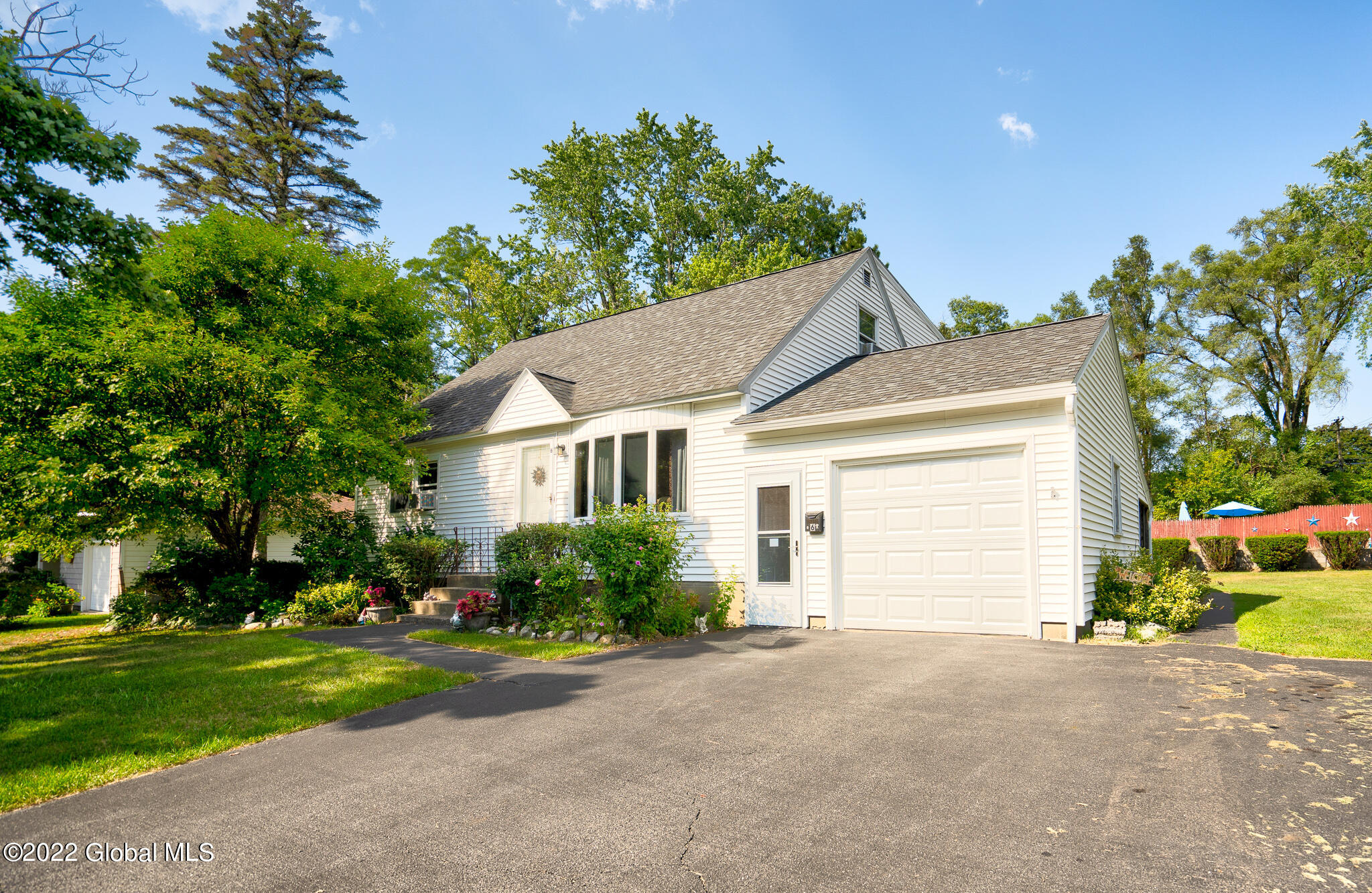 6 Robinhood Road Guilderland, NY 12203 - Photo 2 of 39 DSC00427_8_9HDR