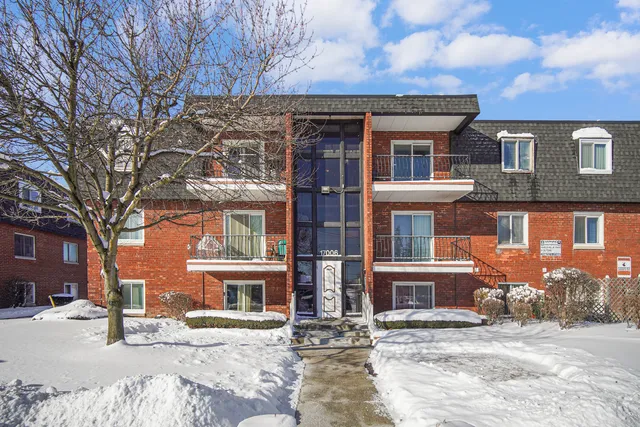 $75,900 | 17006 Novak Drive, Unit T107, Hazel Crest, IL 60429