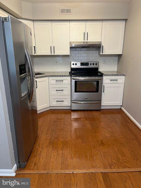 430 B Willow Turn Mount Laurel, NJ 08054 - Photo 5 of 19 a kitchen with stainless steel appliances a stove a refrigerator and cabinets