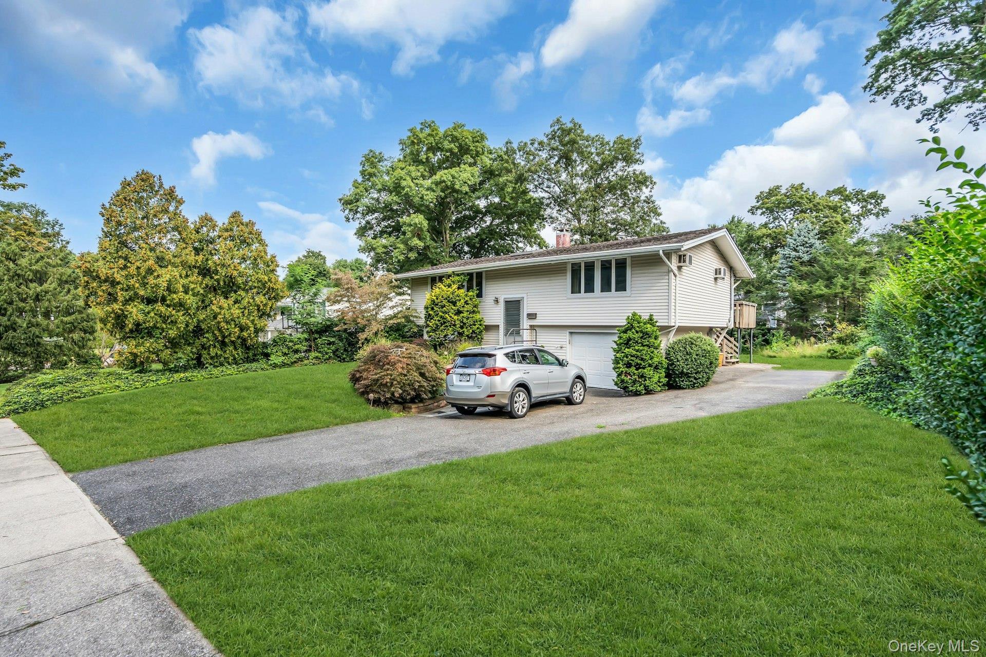 23 Redleaf Lane Commack, NY 11725 - Photo 3 of 38 Gallery Image 3