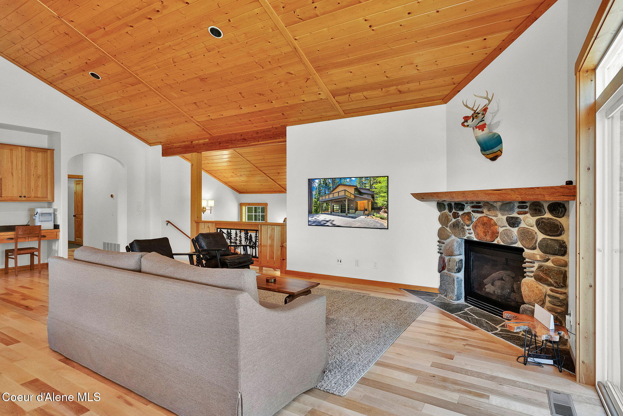 316 Brisboys Road Sagle, ID 83860 - Photo 12 of 77 Living Room