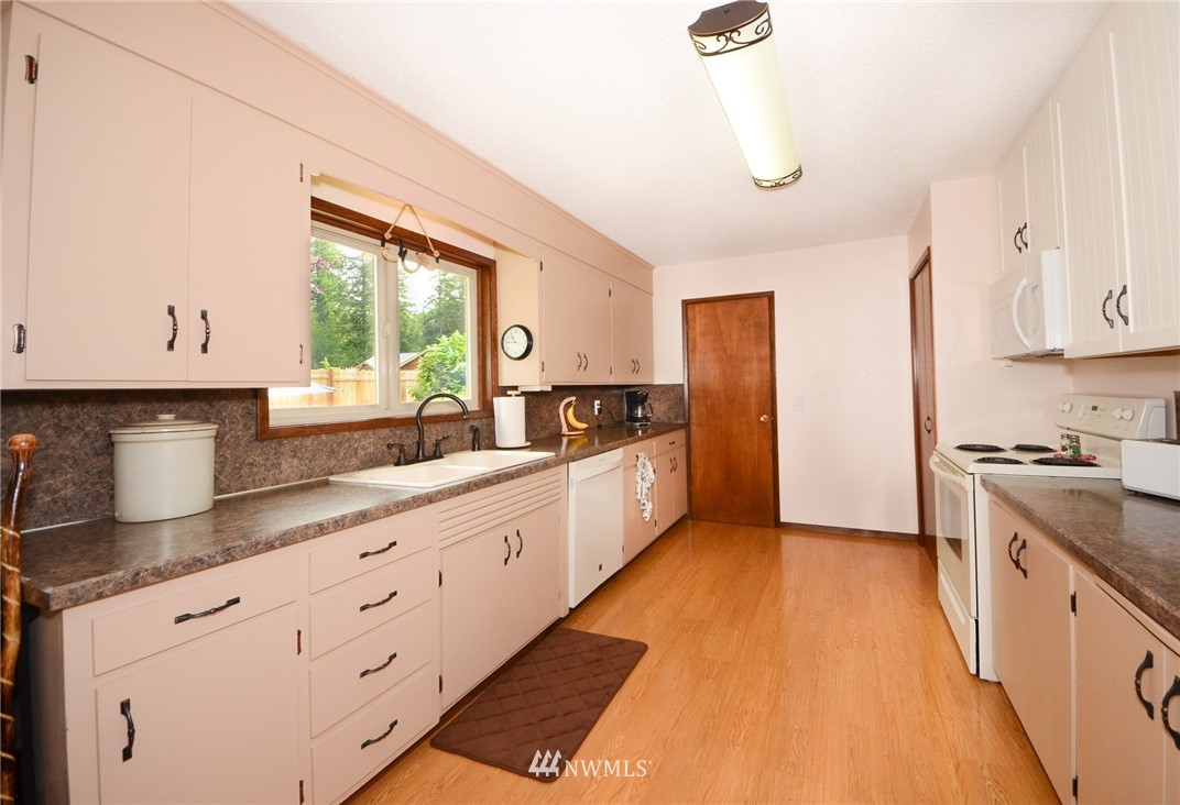 8215 173rd Avenue Southwest Rochester, WA 98579 - Photo 5 of 21