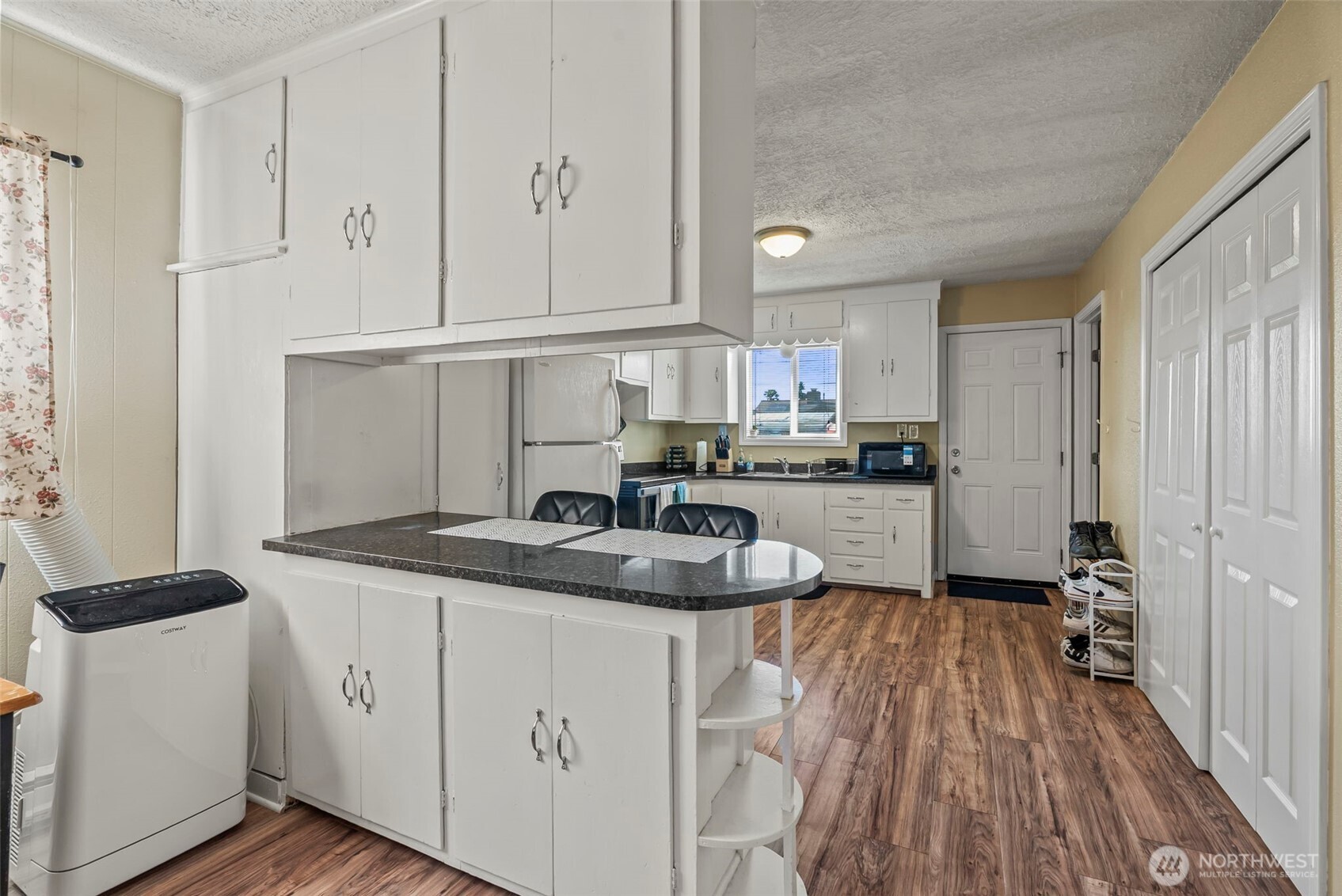 349 27th Avenue Longview, WA 98632 - Photo 12 of 23 a kitchen with granite countertop a sink stove and cabinets