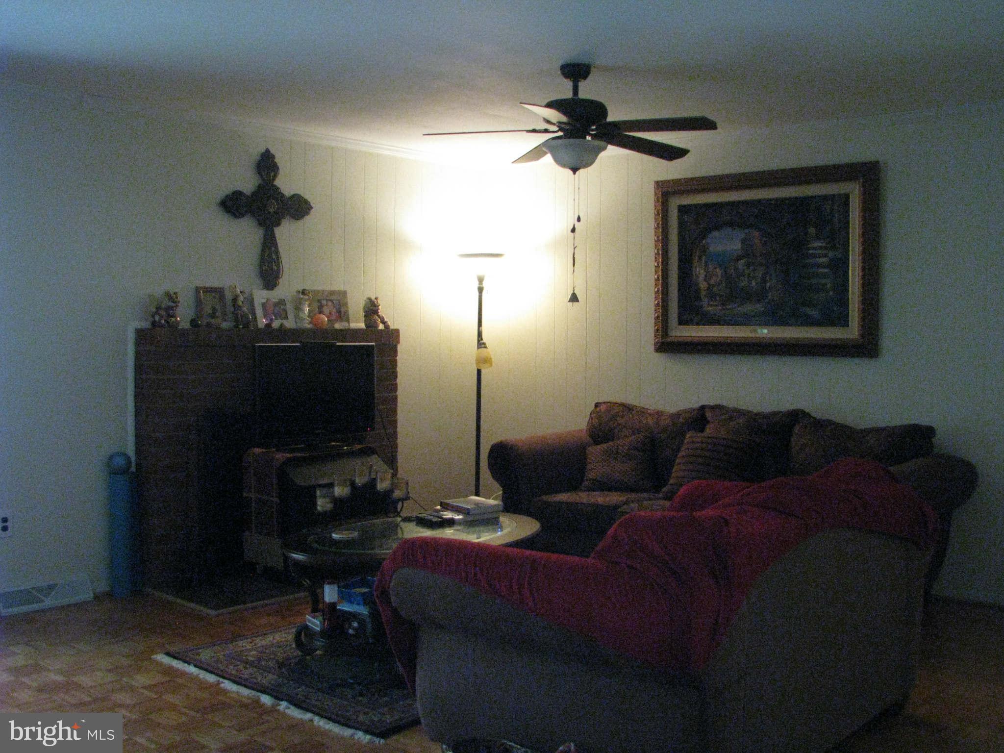 4032 Ensors Shop Road Midland, VA 22728 - Photo 4 of 22 Living Room