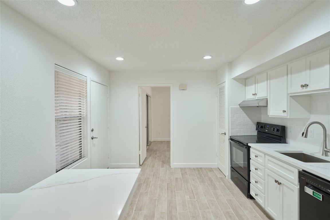 12900 Walden Road, Unit 601F Montgomery, TX 77356 - Photo 13 of 28 a view of a kitchen with electric appliances