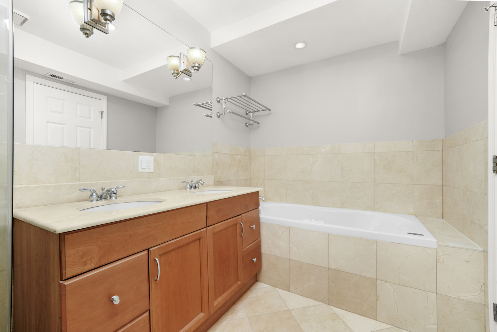 1640 West Ohio Street, Unit 1R Chicago, IL 60622 - Photo 9 of 13 a bathroom with a sink a vanity and bathtub