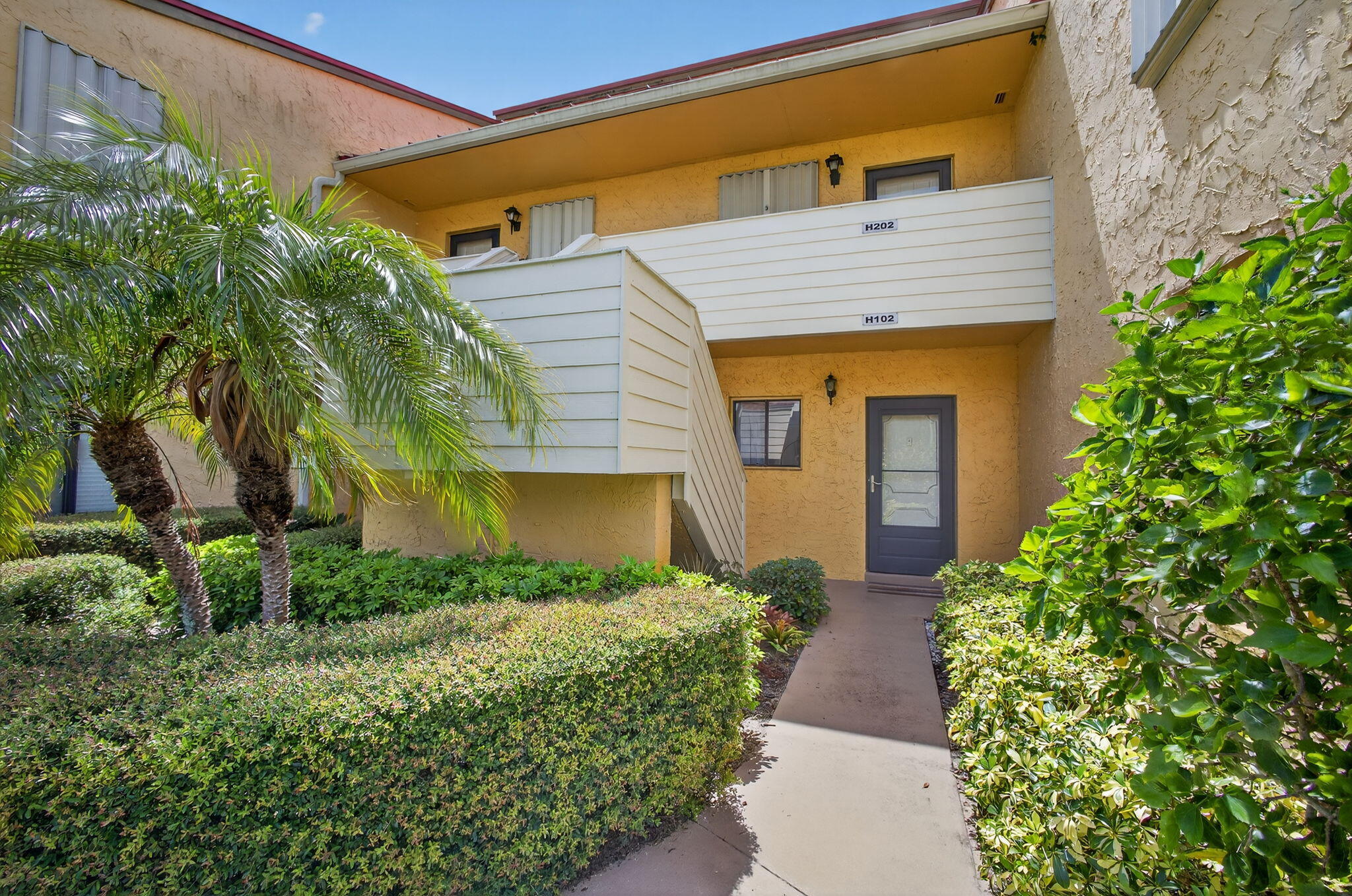 5335 Southeast Miles Grant Road, Unit 102 Stuart, FL 34997 - Photo 4 of 38 4-web-or-mls-5D1A9115