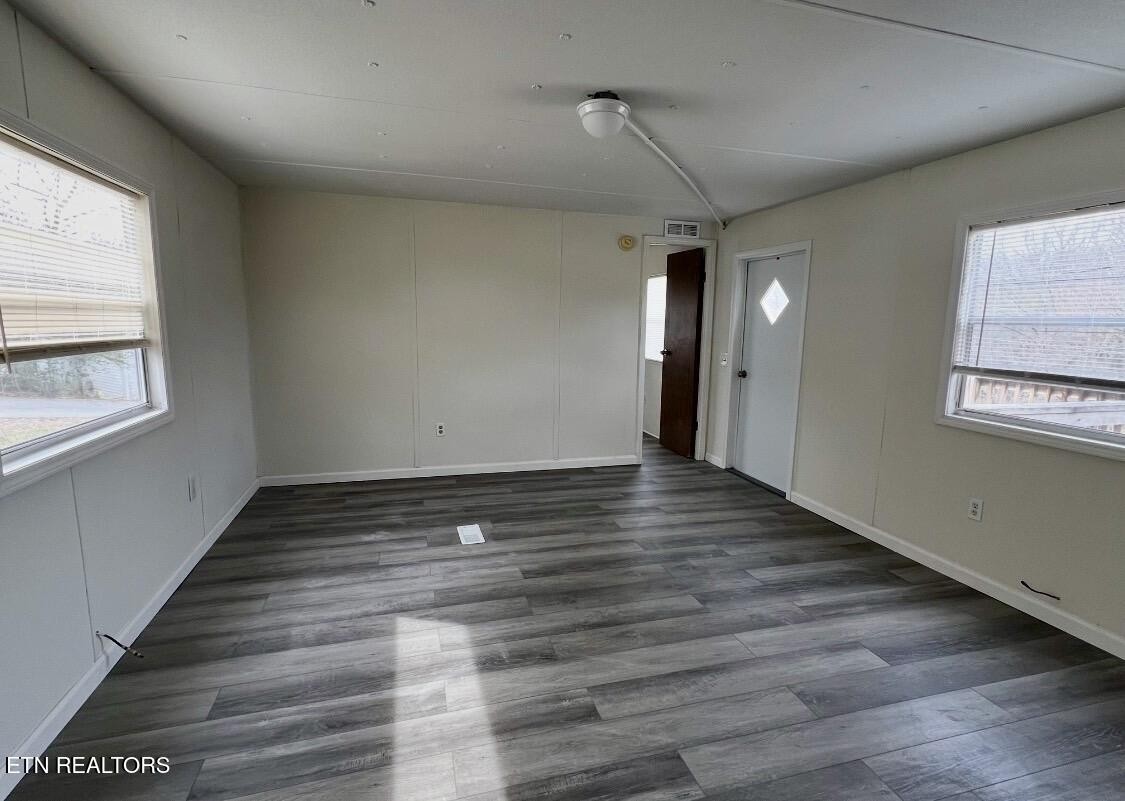 372 Longmire Road Clinton, TN 37716 - Photo 3 of 5