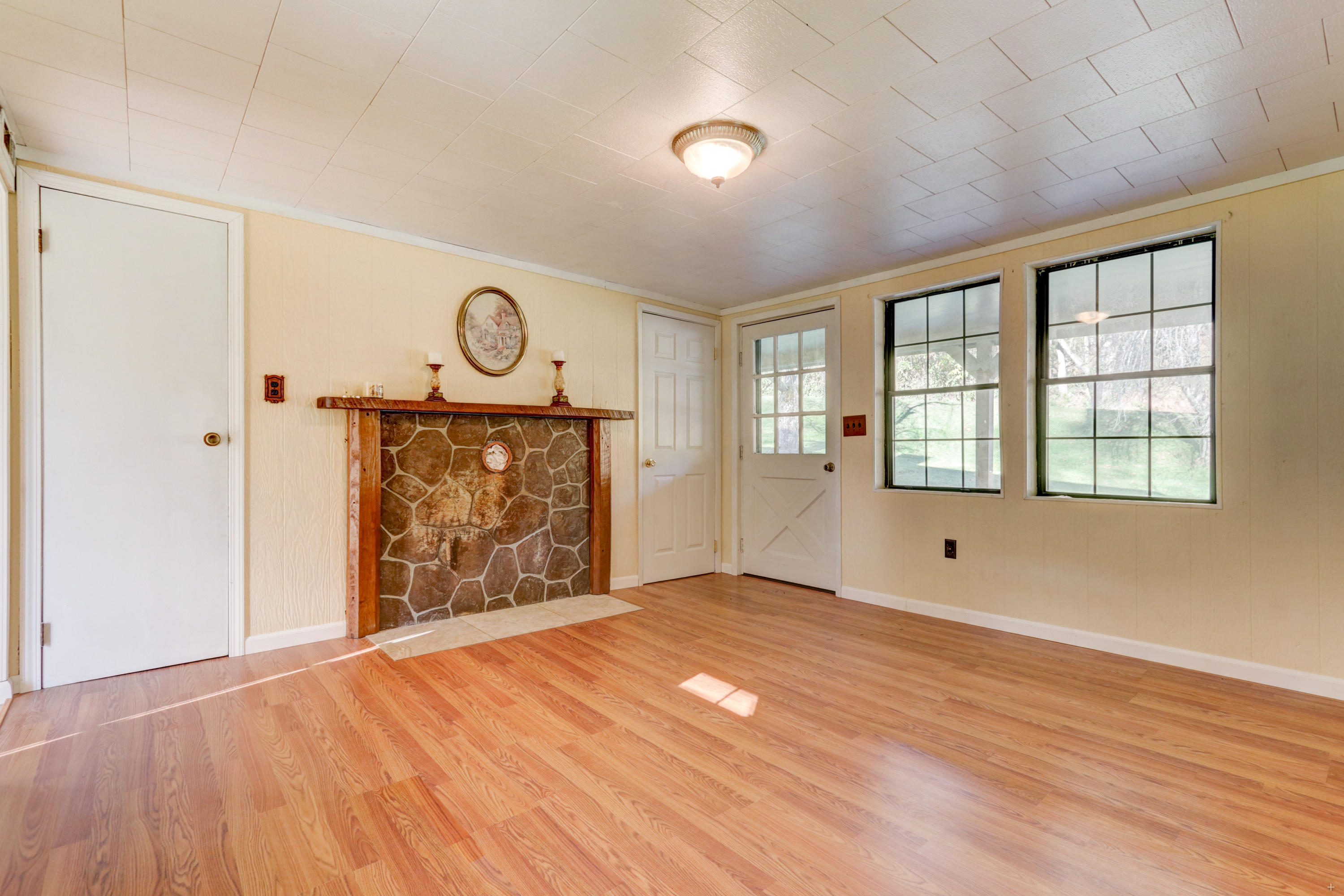 640 Hogskin Road Washburn, TN 37888 - Photo 3 of 22 Living Room