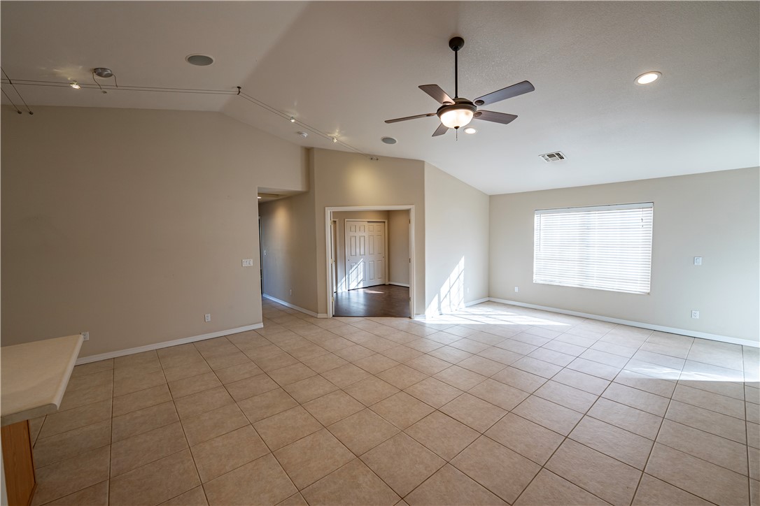 2096 Ridgeview Road Kingman, AZ 86401 - Photo 6 of 40 Living Room