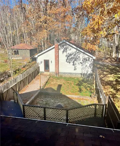 a view of a house with backyard