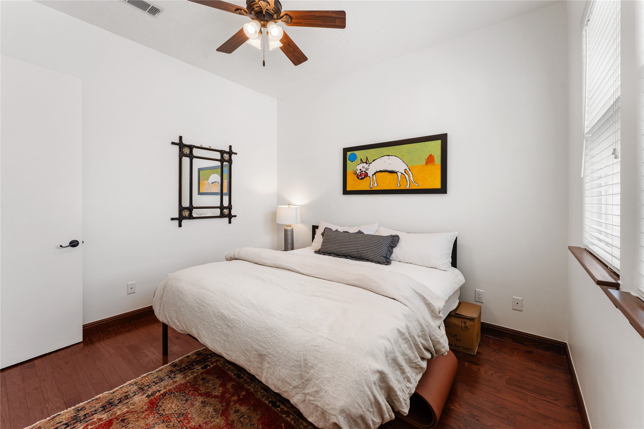 415 West 8th Street Houston, TX 77007 - Photo 32 of 39 Comfortable, bright, and beautifully finished, this secondary bedroom offers hardwood flooring, abundant natural light, and a calming neutral palette. Its versatile layout is equally suited for overnight guests, a home office, or a private retreat. Spacious proportions provide flexibility to adapt to your evolving lifestyle.