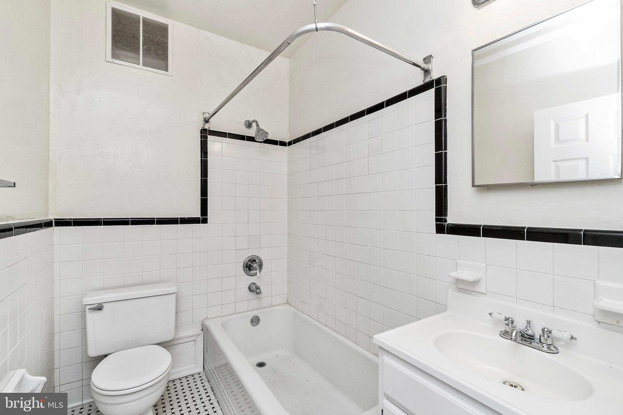 221 Ridgemede Road, Unit 204 Baltimore, MD 21210 - Photo 14 of 18 Full Bath with Tub