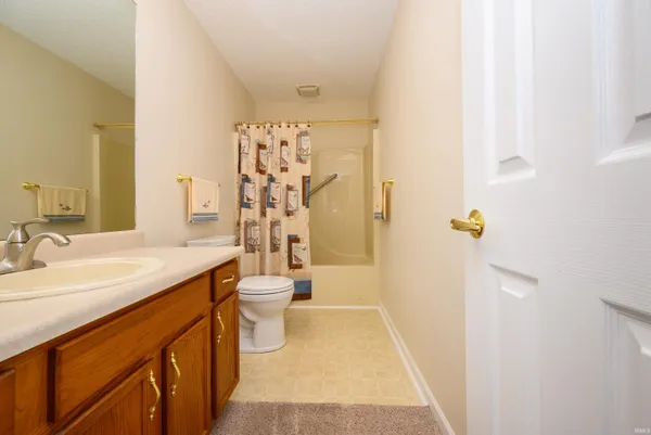$199,900 | 1221 North Saybrook Lane, Muncie, IN 47304