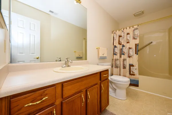 $199,900 | 1221 North Saybrook Lane, Muncie, IN 47304