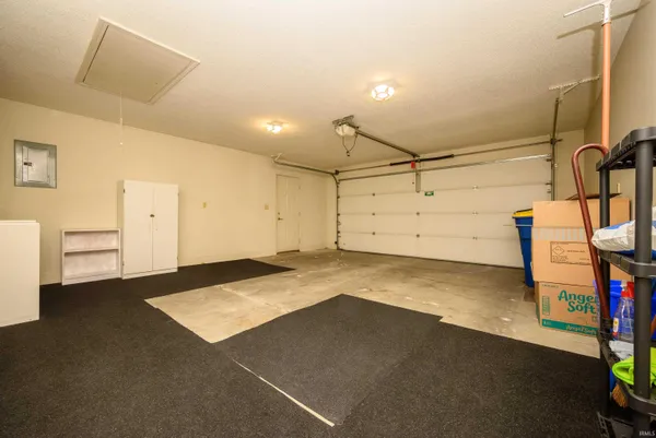 $199,900 | 1221 North Saybrook Lane, Muncie, IN 47304