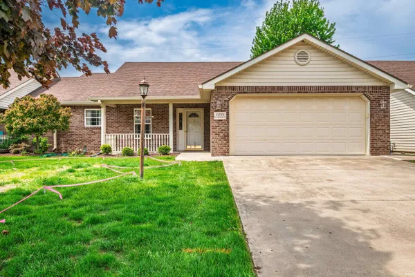 $199,900 | 1221 North Saybrook Lane, Muncie, IN 47304