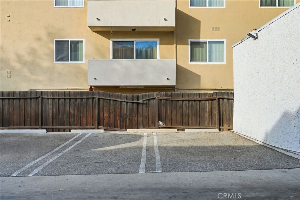 15511 Sherman Way, Unit 19 Van Nuys, CA 91406 - Photo 28 of 31 a backyard of a house