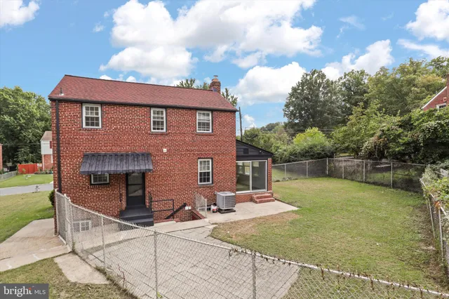 a front view of house with yard