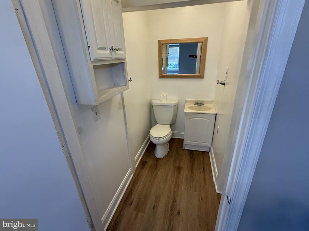 402 North Springfield Road Clifton Heights, PA 19018 - Photo 8 of 11 Cozy and functional bathroom retreat.