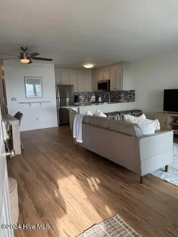 $1,800 | 1308 Carolina Beach Avenue North, Unit 2A, Carolina Beach, NC 28428