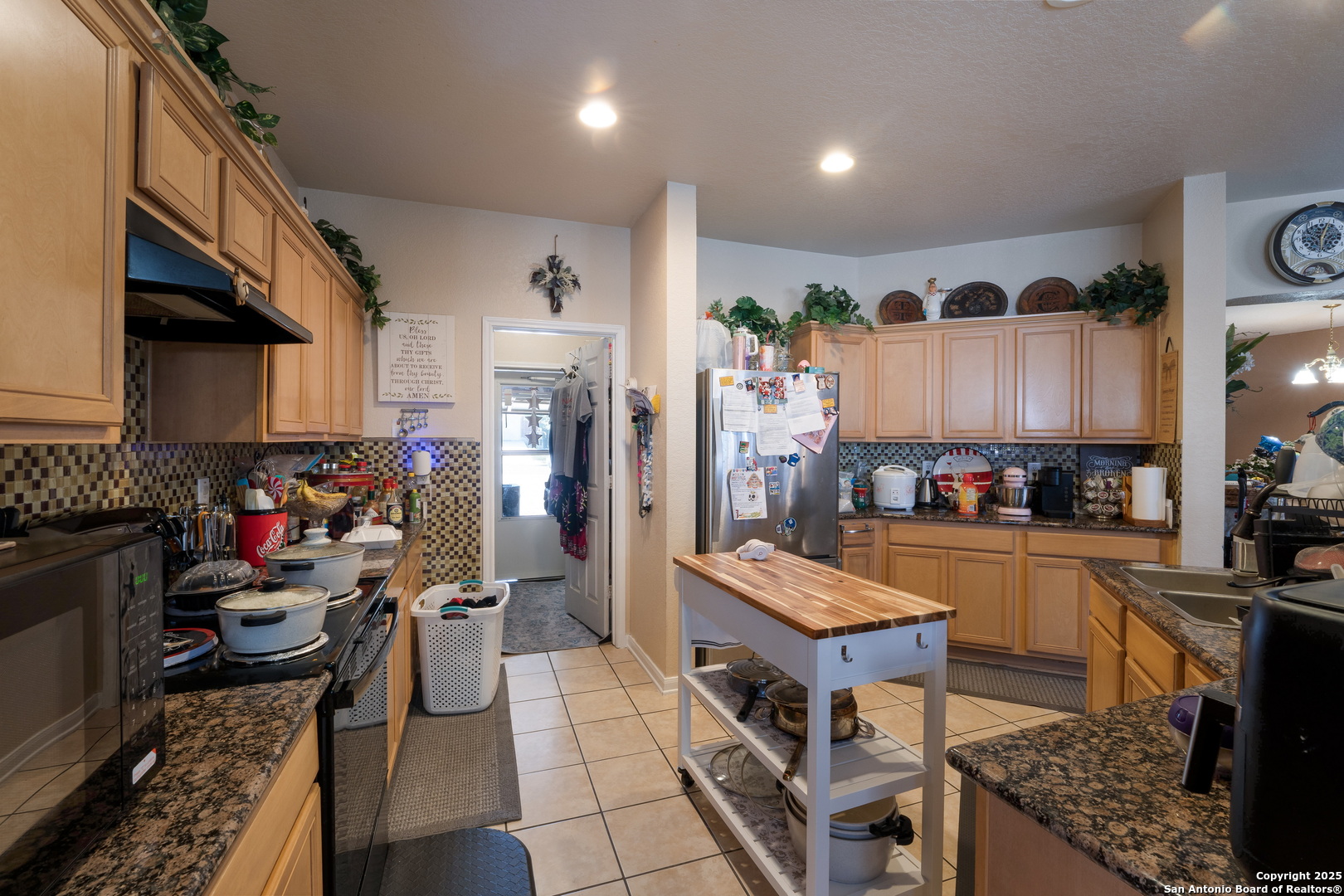 144 Springtree Bluff Cibolo, TX 78108 - Photo 14 of 37 a kitchen with stainless steel appliances granite countertop a stove and a refrigerator