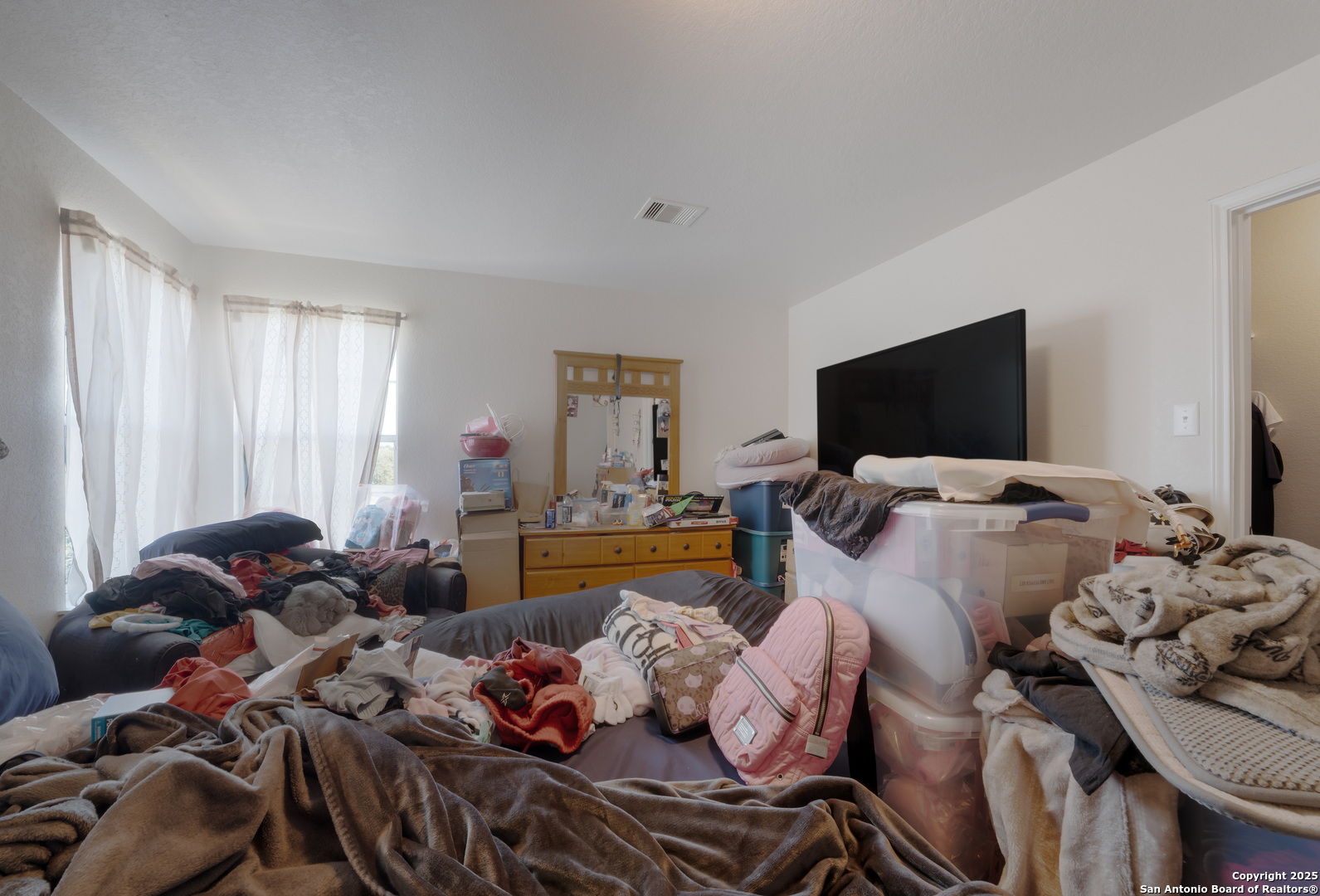144 Springtree Bluff Cibolo, TX 78108 - Photo 29 of 37 a living room with furniture and a flat screen tv