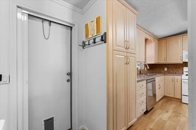 a view of entryway with patio