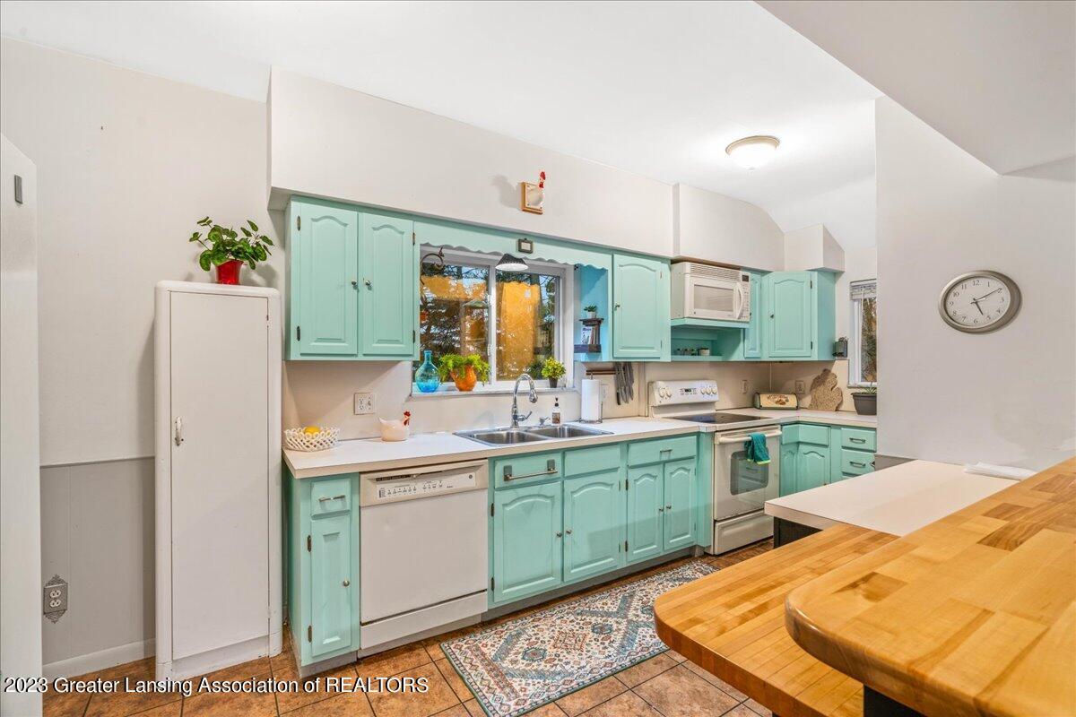 16164 Turner Road Lansing, MI 48906 - Photo 11 of 39 17-Kitchen