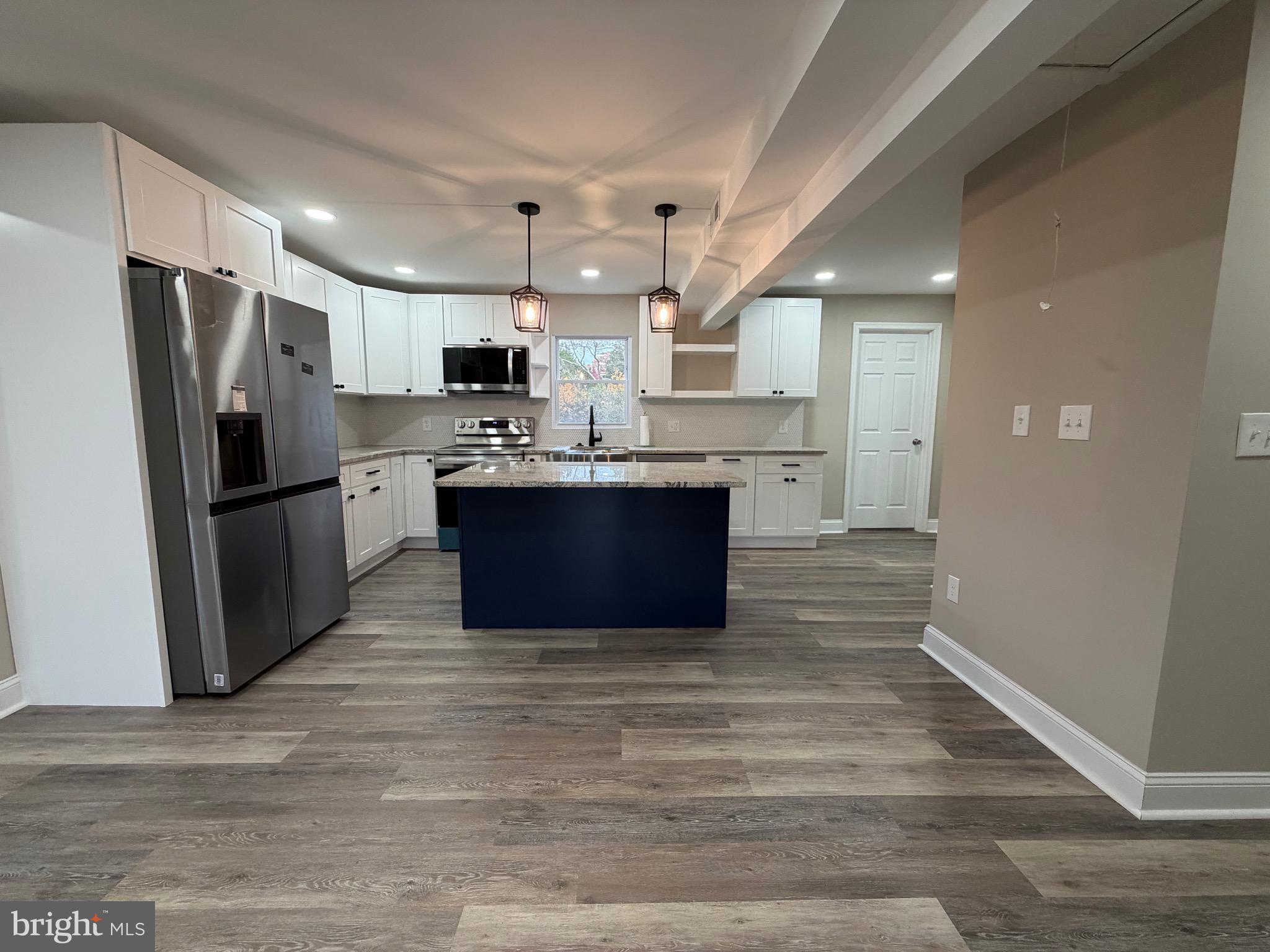 Kitchen with island, granite, upgraded appliances